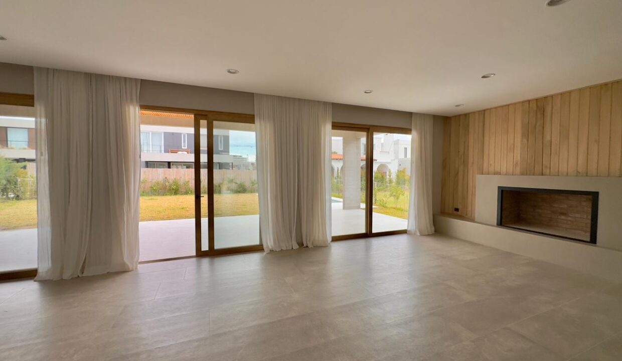 856b93de-5b25-4454-a434-a0fc11183238