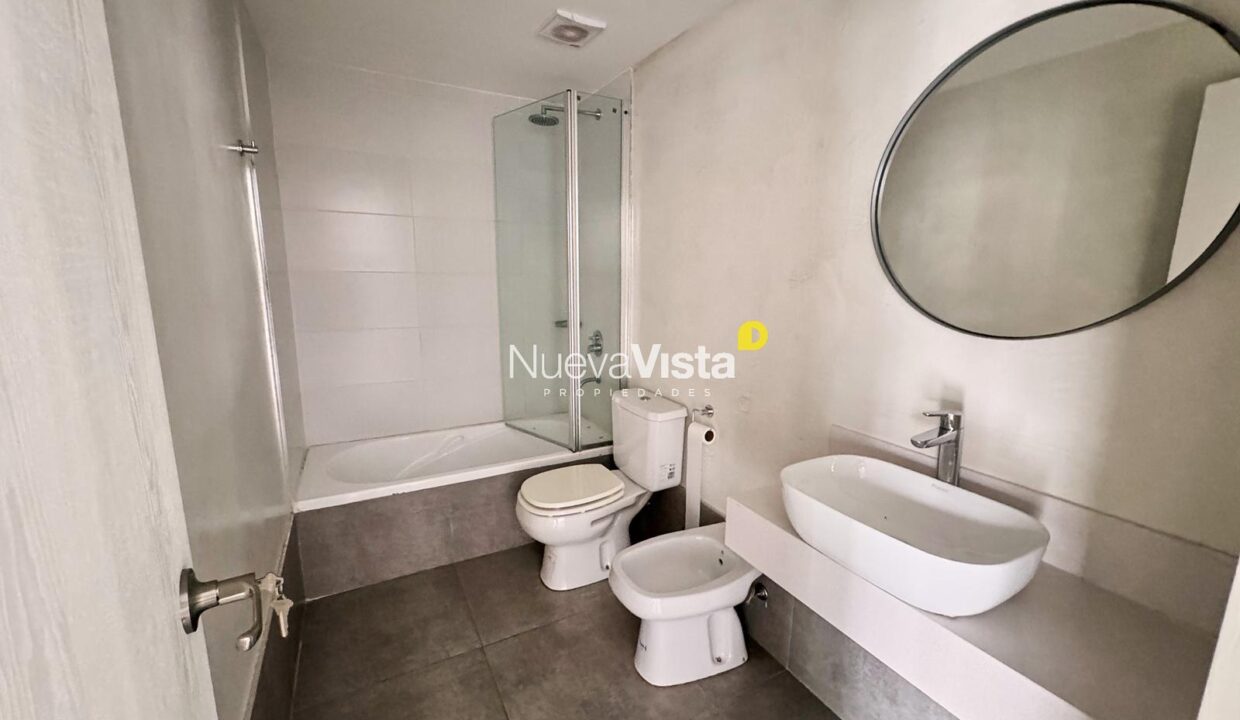 7233170_32335189056379079512524600167238705400080093737874533024634094639485029518334